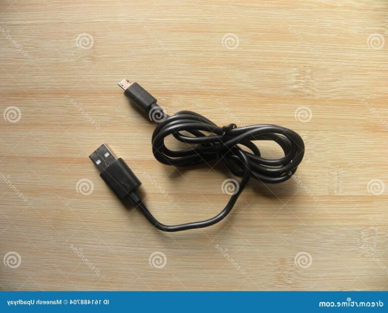 un adaptateur micro usb sur une table