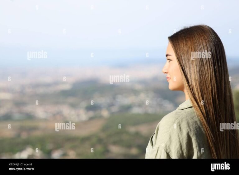un adolescent contemplant la ville