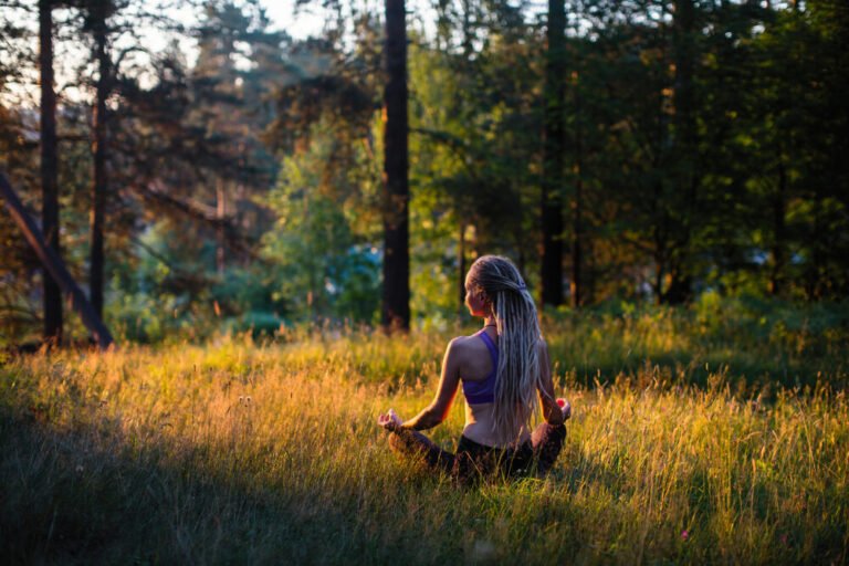 un adulte surdoue meditant en pleine nature
