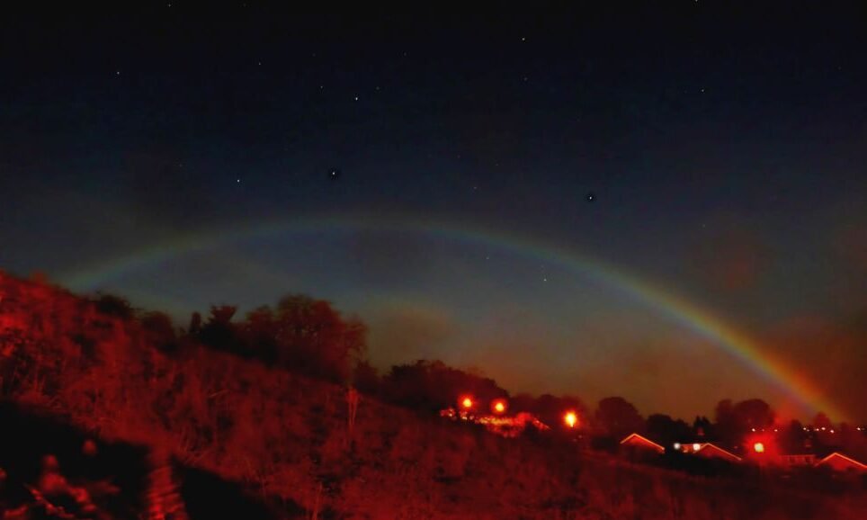 Qu’est-ce qu’un arc-en-ciel dans la nuit et comment se forme-t-il