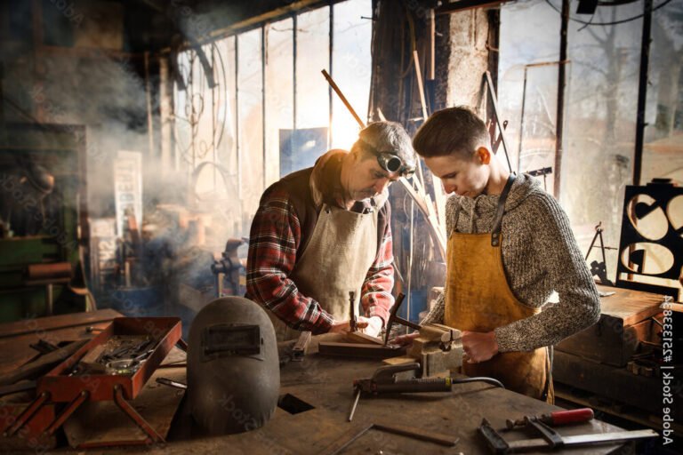 Quel métier du CAP permet de bien gagner sa vie 29 un artisan au travail dans son atelier
