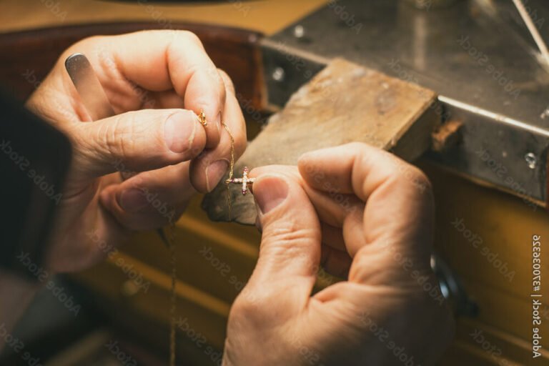 Que savoir sur "Le Gamin à Dix Doigts" en piercing et joaillerie 40 un artisan joaillier travaillant sur des bijoux