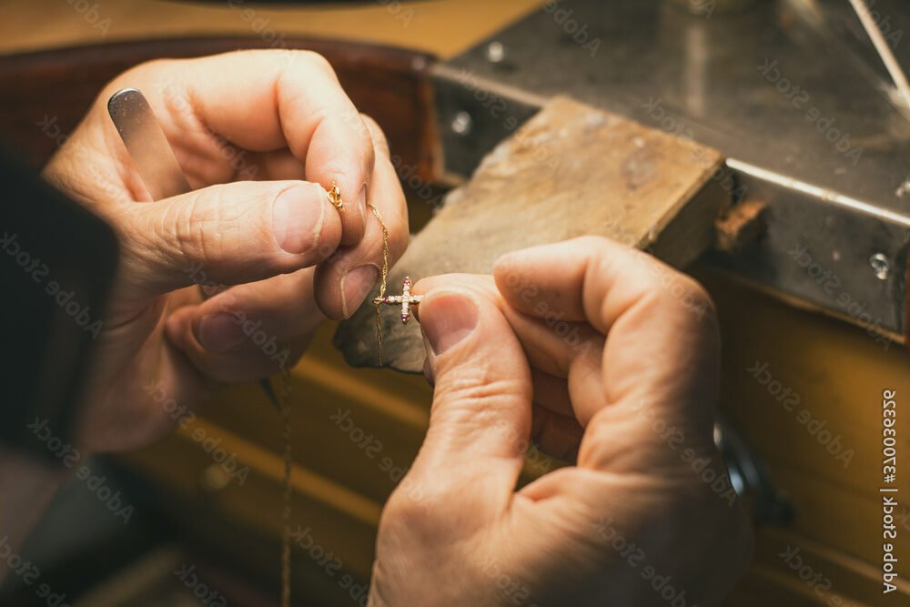 Que savoir sur "Le Gamin à Dix Doigts" en piercing et joaillerie 1 un artisan joaillier travaillant sur des