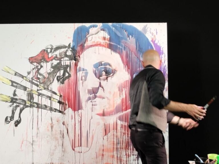 un artiste en train de peindre par eclaboussures