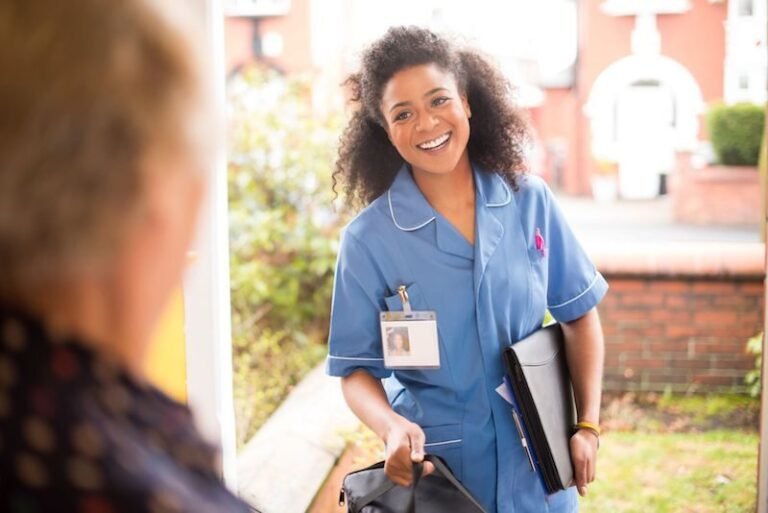 un auxiliaire de vie en formation pratique