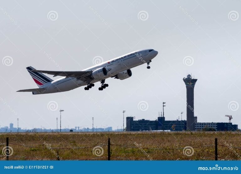 un avion dair france decollant de roissy