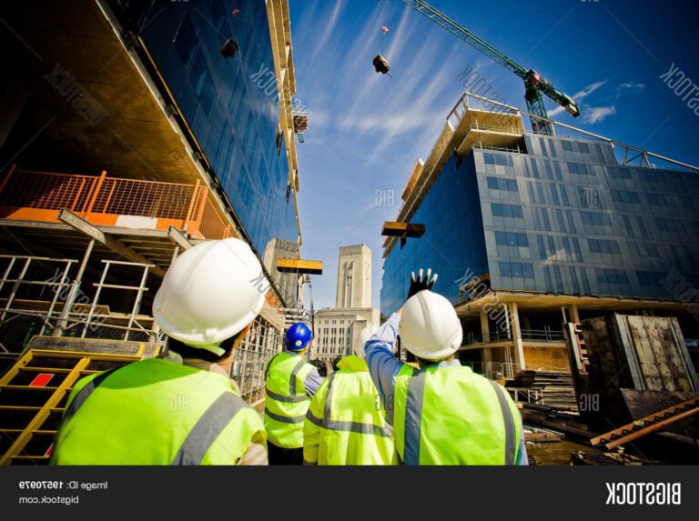 Quels sont les débouchés après un Bac Pro Technicien d'Études du Bâtiment 32 un batiment en construction avec des ouvriers