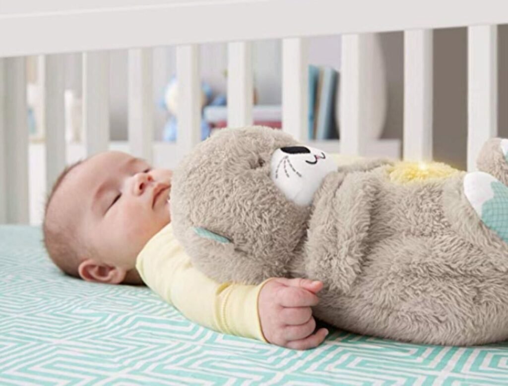Pourquoi choisir Fisher-Price Ma Loutre Câlins pour le coucher 1 un bebe dormant avec une peluche loutre