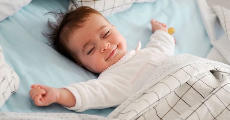 Quel texte touchant écrire pour la naissance de mon petit-fils 4 un bebe endormi avec un doudou doux