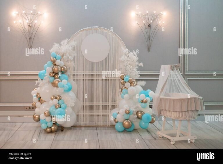 Comment rédiger un SMS pour annoncer une naissance avec créativité 7 un berceau avec des ballons colores