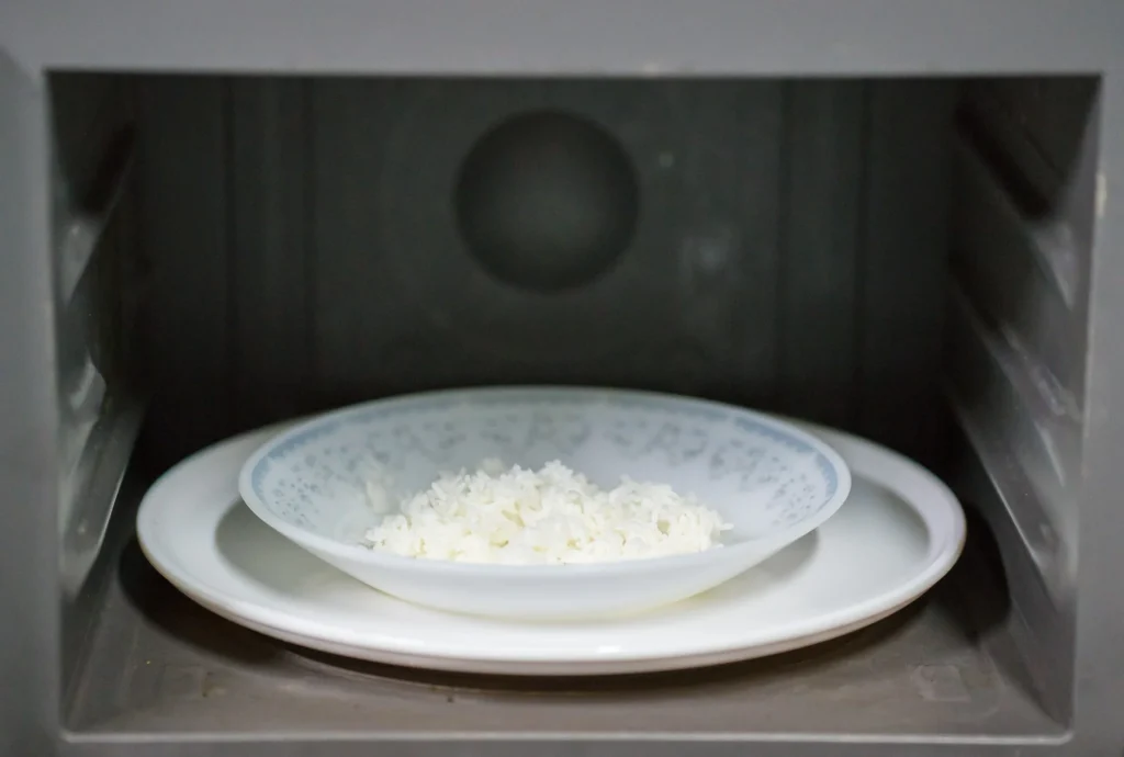 un bol de riz vapeur au micro ondes