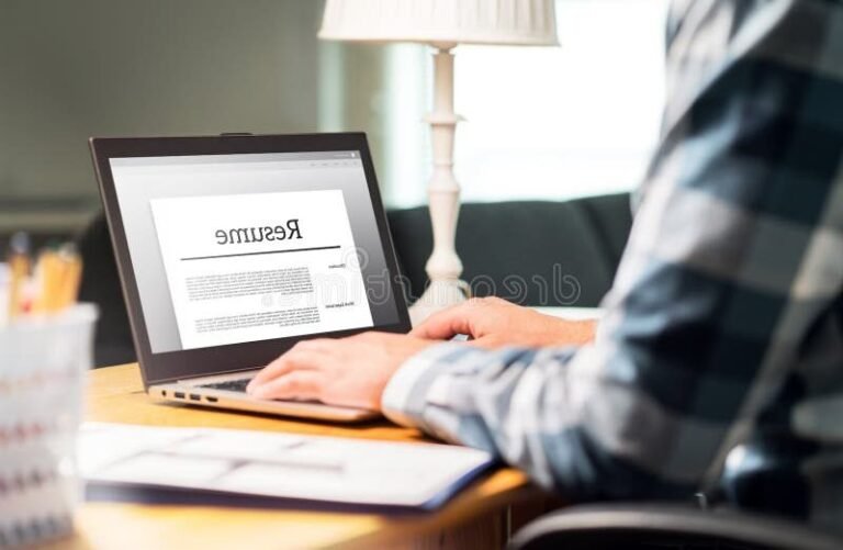 un bureau avec un ordinateur et un cv