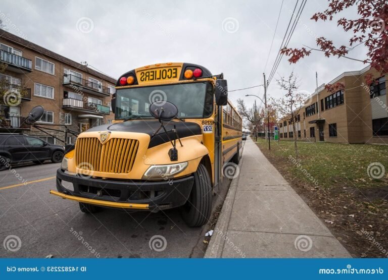 un bus scolaire en formation sur la route