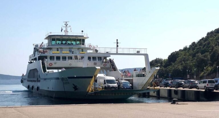 un camping car sur un ferry en mer