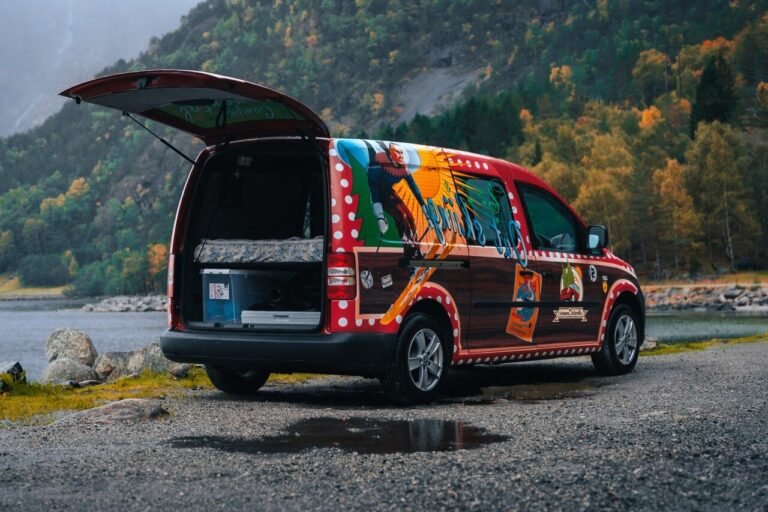 un camping car sur une route nordique