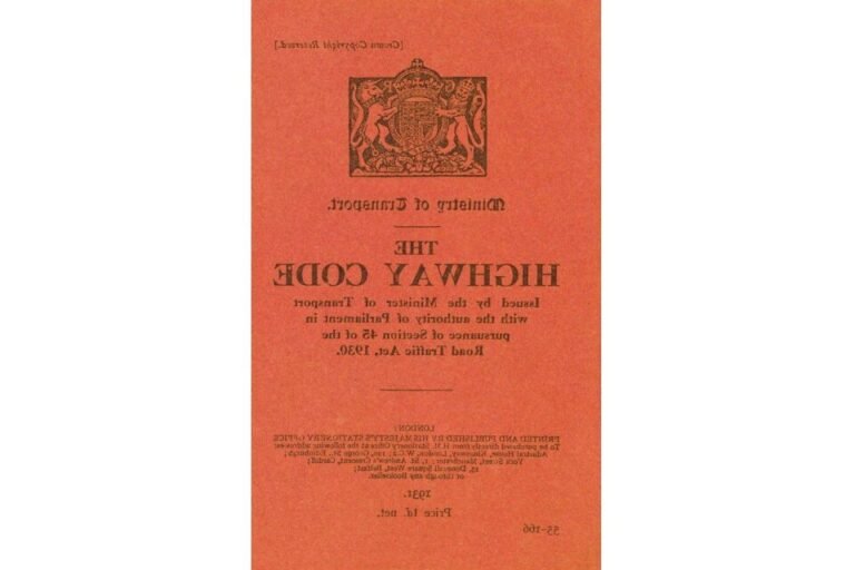 un candidat lisant le code de la route