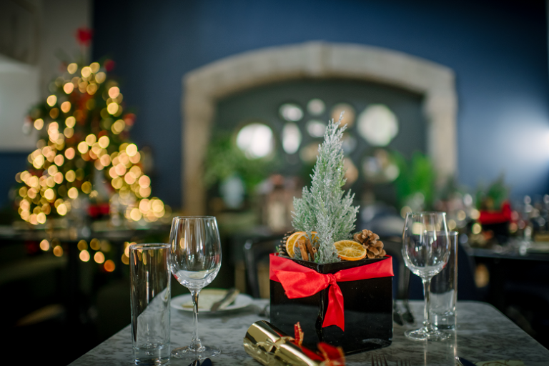 un chateau elegamment decore avec un repas