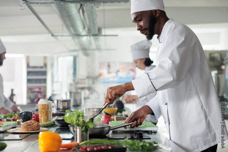 Pourquoi Georges Blanc est-il célèbre à Bourg-en-Bresse 16 un chef cuisinier preparant un plat