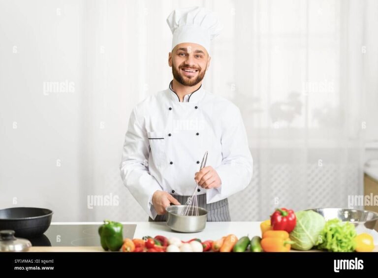 un chef en train de melanger des ingredients