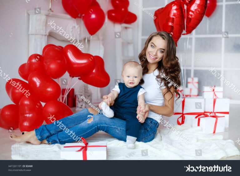 Quel cadeau de Noël offrir à ses grands-parents cette année 44 un coeur familial entoure de cadeaux