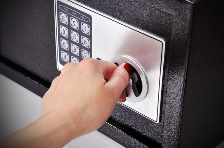 Qu'est-ce qu'un prêt sur gage au Crédit Municipal 40 un coffre fort avec des objets precieux