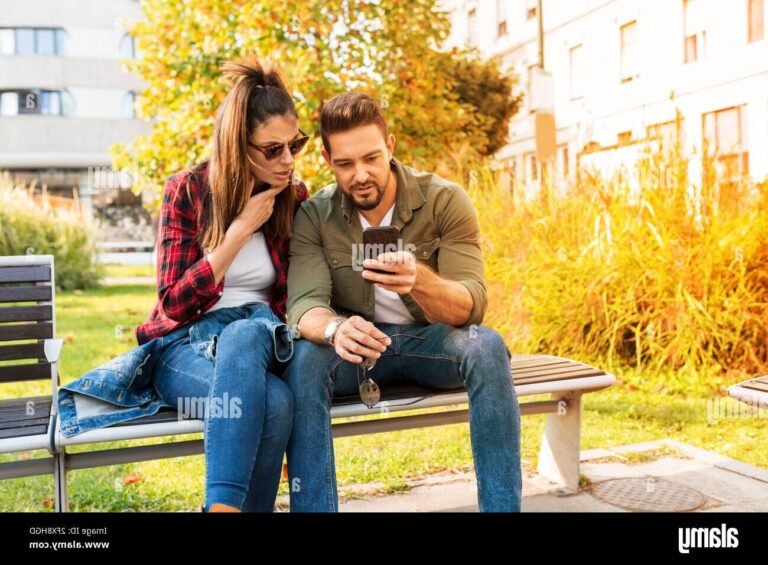 un couple assis sur un banc pensif