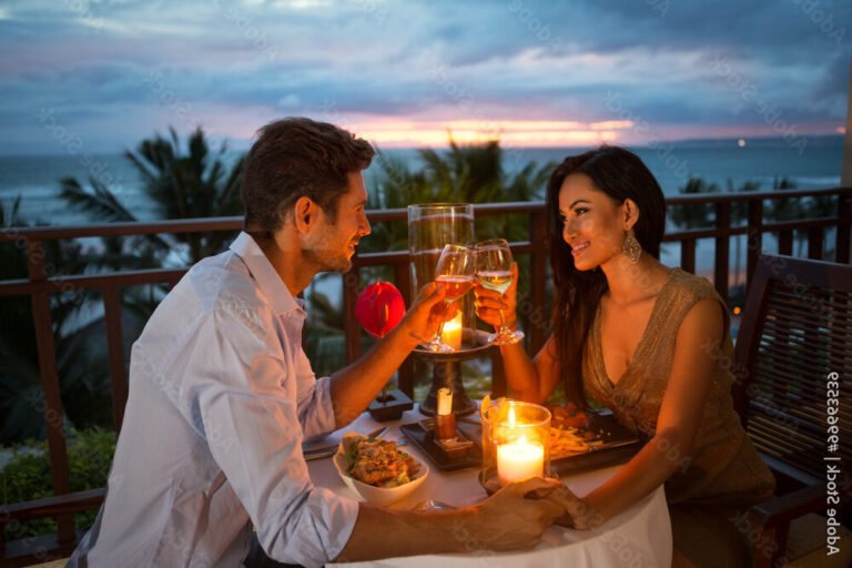 un couple degustant un repas romantique