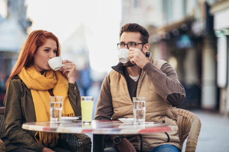 un couple discutant sereinement dans un cafe