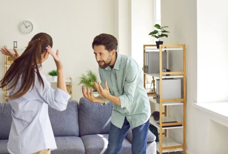 un couple en desaccord dans un salon