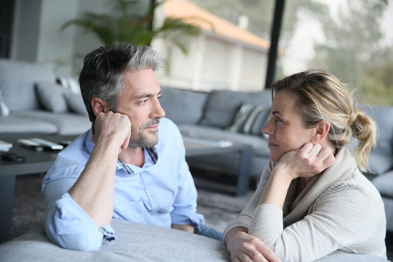 un couple en discussion ouverte et sincere