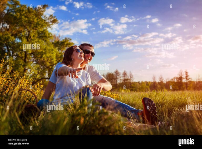 un couple riant en pleine nature