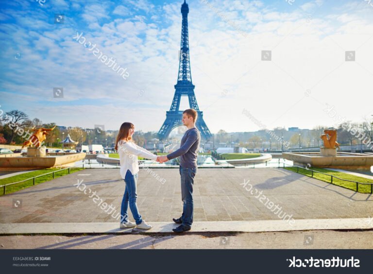 un couple se tenant la main a paris