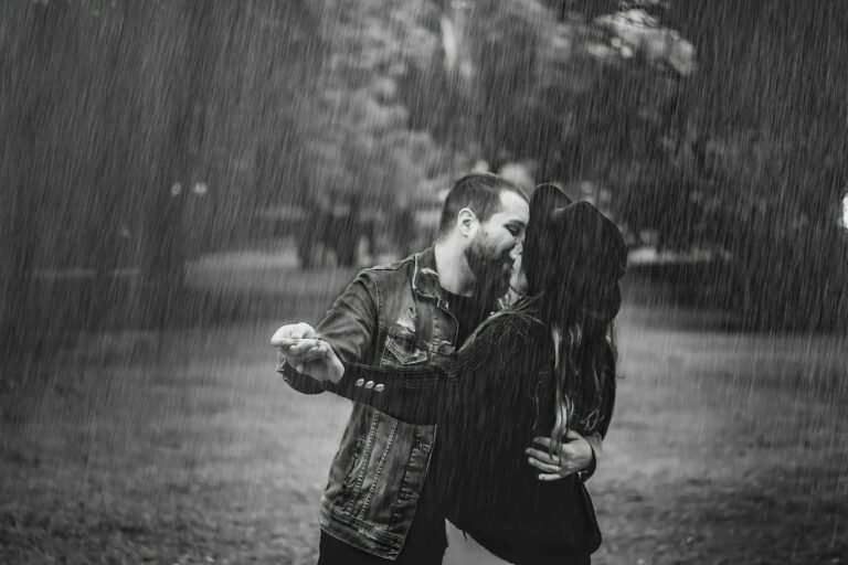 Pourquoi "Not Like the Movies" de Katy Perry est-il si marquant 19 un couple sous la pluie romantique