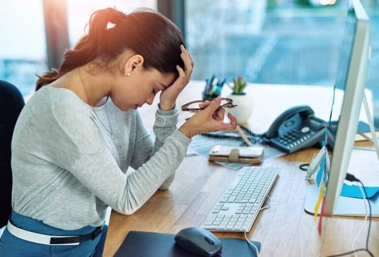 un developpeur frustre devant un ordinateur