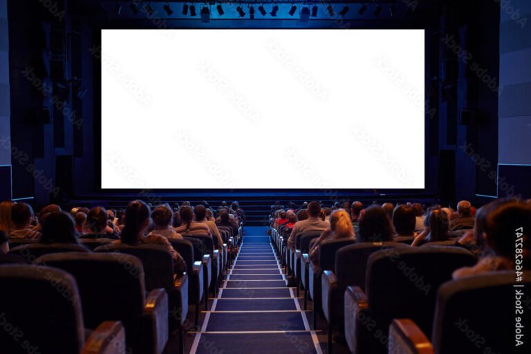 un ecran de cinema avec des spectateurs