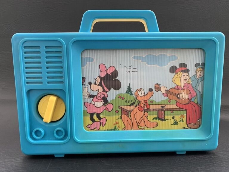 Que voir sur Disney + Les meilleures séries et films à ne pas manquer ! 4 un ecran de television avec des personnages disney