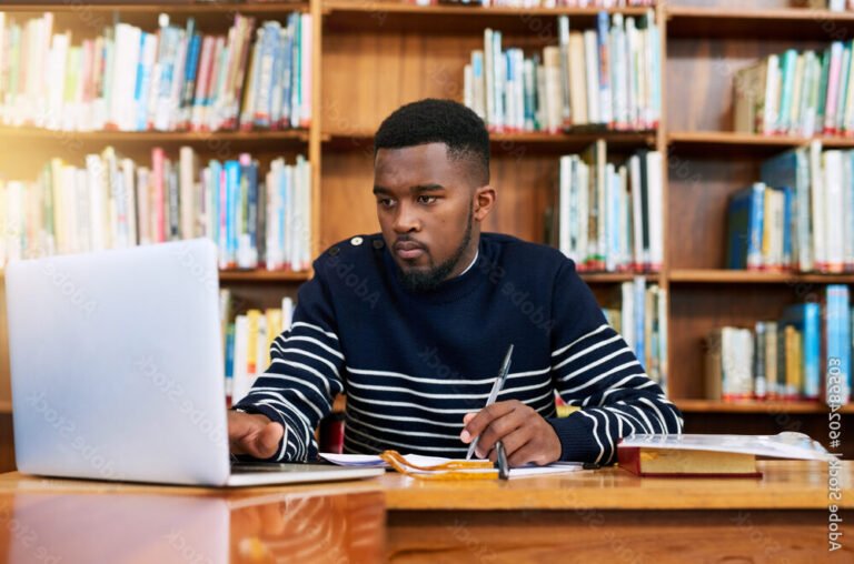 Comment réussir son année scolaire grâce à Shayvise 4 un eleve concentre dans une bibliotheque