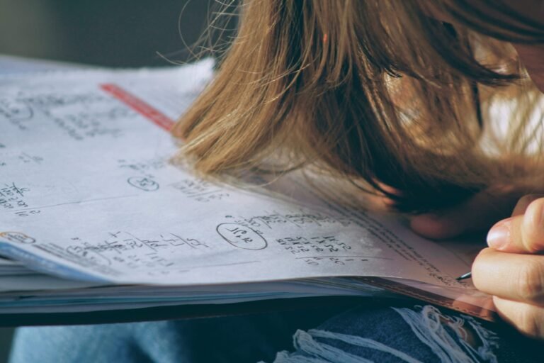 Comment bien réviser les maths pour réussir le brevet 10 un eleve concentre sur ses revisions mathematiques