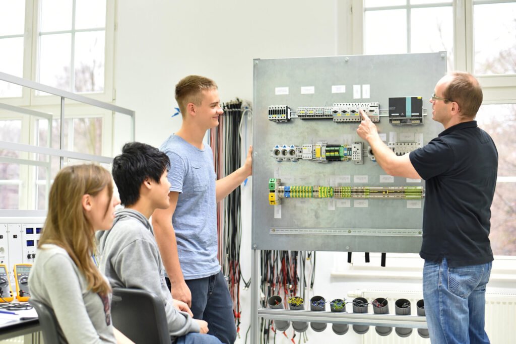 Quels sont les débouchés du Bac Pro Métiers de l’Électricité et de ses Environnements Connectés