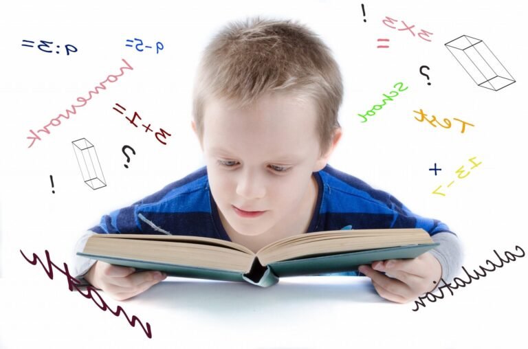 un eleve etudiant avec des livres de maths