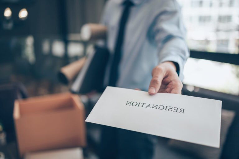 un employe remettant sa lettre de demission