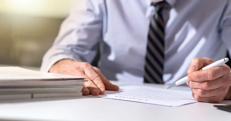 un employe signant un accord de rupture