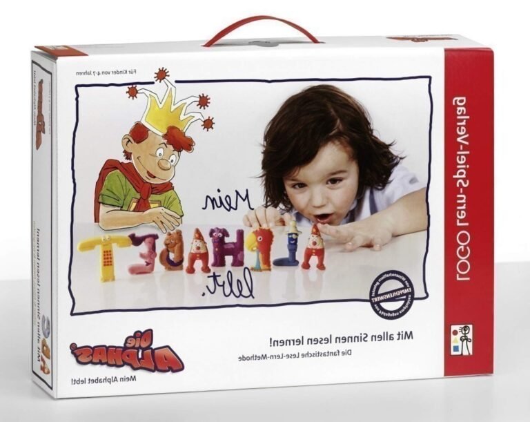 un enfant decouvrant un coffret des alphas