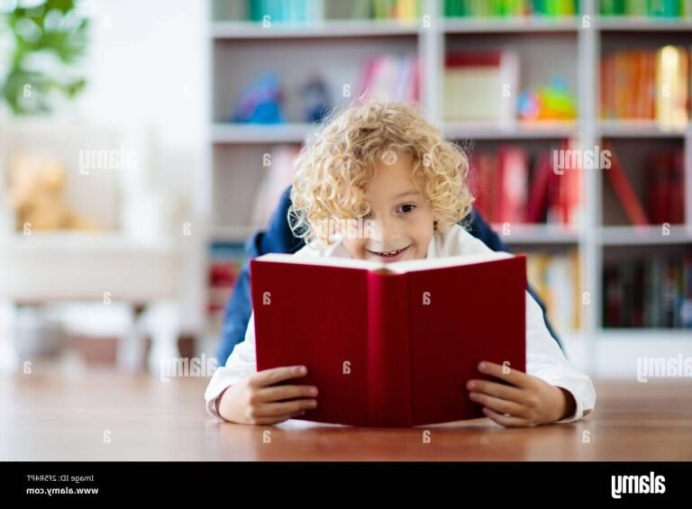 Comment J'apprends à lire avec Milan peut-il aider votre enfant 15 un enfant decouvrant un livre colore