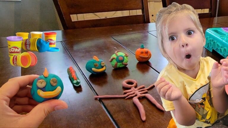 un enfant jouant avec des monstres colores