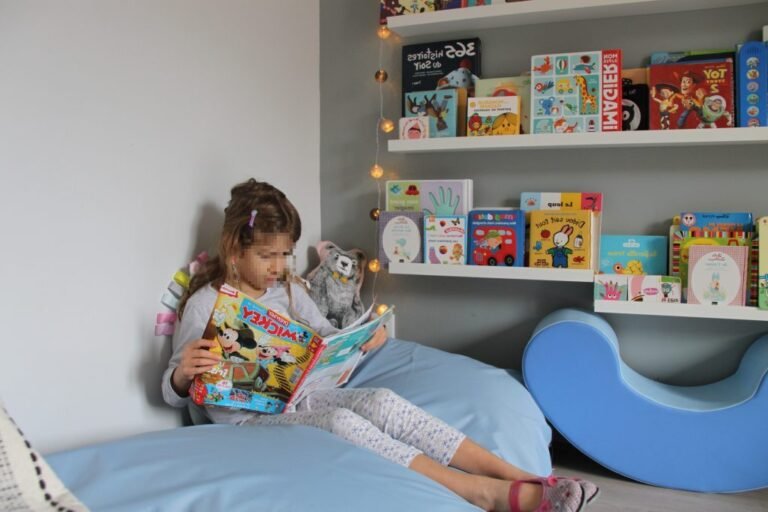 un enfant lisant le journal de mickey