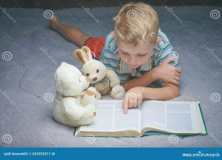 un enfant lisant sous une couverture douce