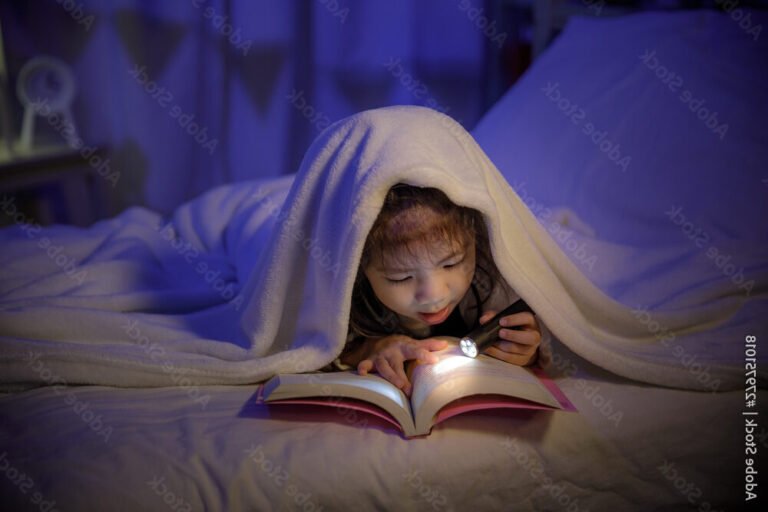 Comment le livre "Le lapin qui veut s'endormir" aide-t-il les enfants 31 un enfant lisant un livre avant de dormir