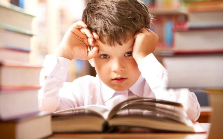 Comment appliquer ma méthode de lecture syllabique efficacement 10 un enfant lisant un livre avec concentration