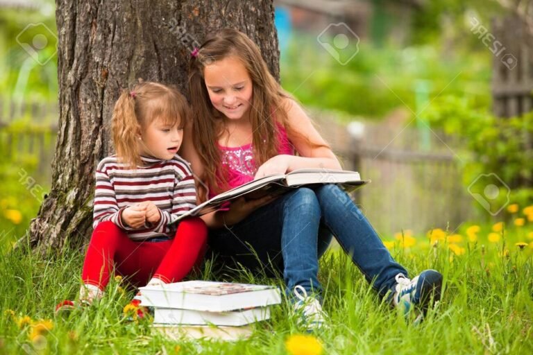 un enfant lisant un livre dans un parc